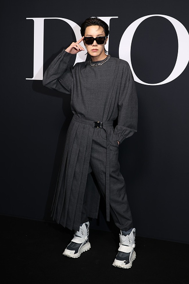 J-Hope BTS menjadi tamu spesial untuk tiga rumah mode berbeda di Paris Fashion Week 2023. Rapper grup BTS itu menghadiri peragaan busana Louis Vuitton, DIOR, hingga Hermes. Foto: Getty Images/Victor Boyko