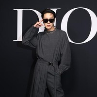 J-Hope BTS menjadi tamu spesial untuk tiga rumah mode berbeda di Paris Fashion Week 2023. Rapper grup BTS itu menghadiri peragaan busana Louis Vuitton, DIOR, hingga Hermes. Foto: Getty Images/Victor Boyko