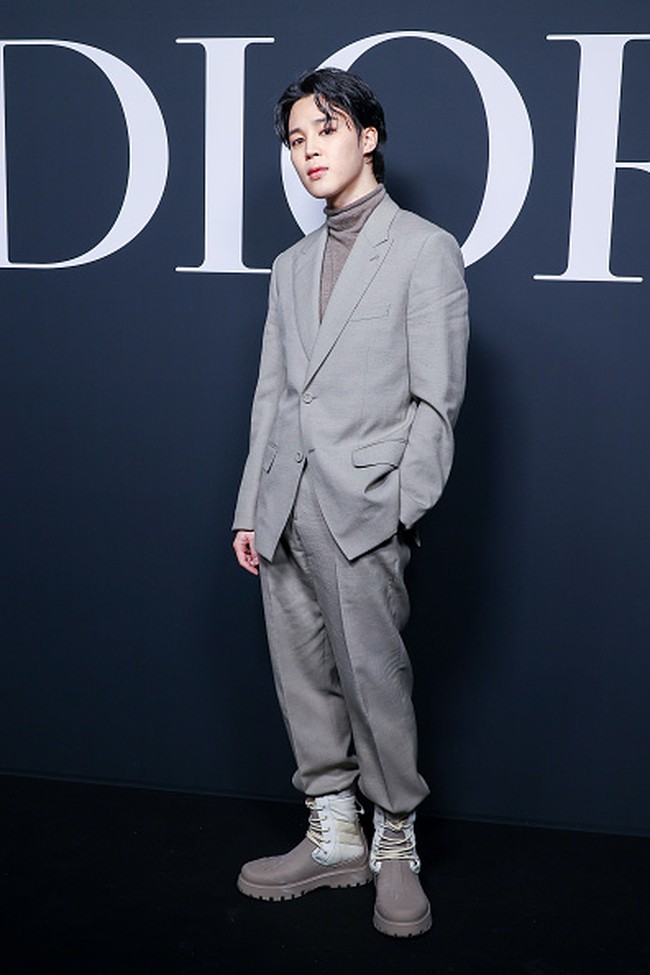 Setelah diumumkan sebagai global ambassador DIOR, Jimin BTS memulai debutnya di Paris Fashion Week 2023. Dia menghadiri DIOR Fall Winter Menswear 2023 bersama J-Hope BTS pada Jumat (20/1/2023). Foto: Getty Images