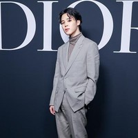 Setelah diumumkan sebagai global ambassador DIOR, Jimin BTS memulai debutnya di Paris Fashion Week 2023. Dia menghadiri DIOR Fall Winter Menswear 2023 bersama J-Hope BTS pada Jumat (20/1/2023). Foto: Getty Images