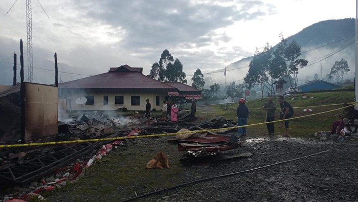 Kantor Inspektorat Puncak Jaya terbakar.