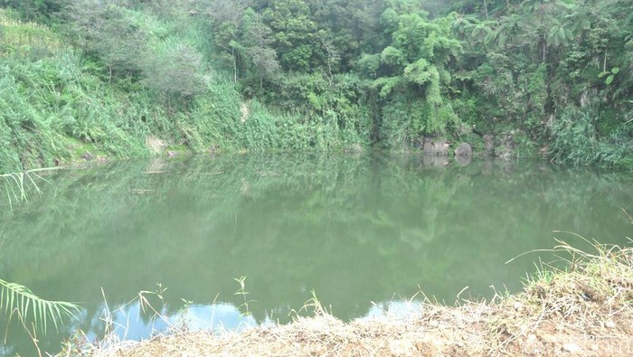 Kawah Sinila dan prasasti yang mencatat bencana di dataran tinggi Dieng, termasuk Tragedi Sinila pada 1979.
