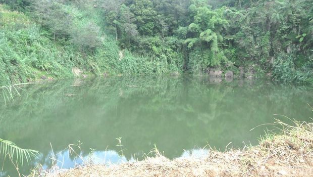 Kawah Sinila dan prasasti yang mencatat bencana di dataran tinggi Dieng, termasuk Tragedi Sinila pada 1979.
