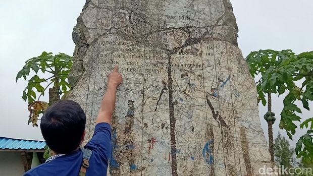 Kawah Sinila dan prasasti yang mencatat bencana di dataran tinggi Dieng, termasuk Tragedi Sinila pada 1979.