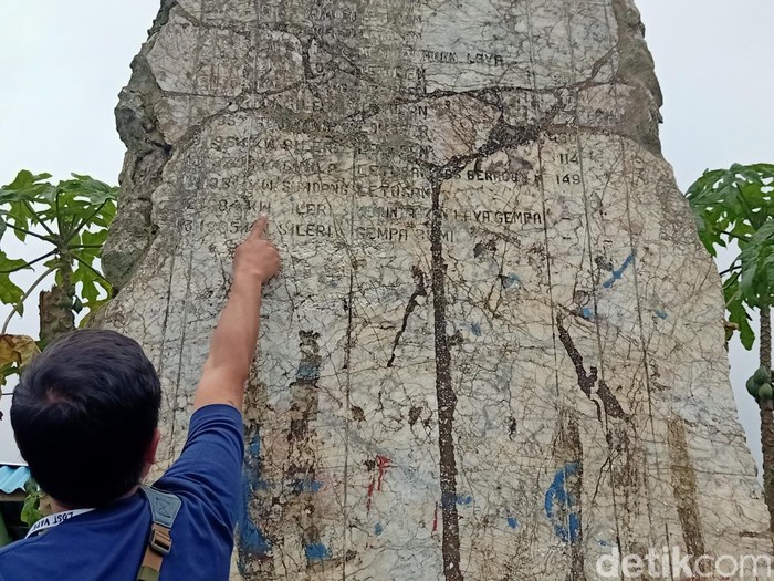 Kawah Sinila dan prasasti yang mencatat bencana di dataran tinggi Dieng, termasuk Tragedi Sinila pada 1979.