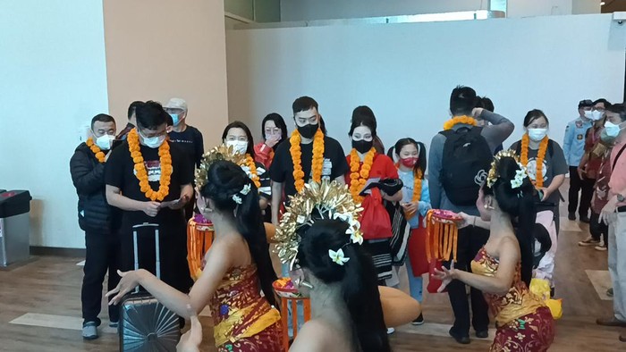 Kedatangan wisman China disambut tari tradisional Bali di Bandara I Gusti Ngurah Rai, Badung, Bali, Minggu (22/1/2023).