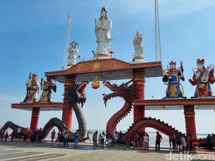 Etnis Tionghoa di Surabaya berbondong-bondong ke Kelenteng Sanggar Agung. Selain beribadah, ada juga yang melepas burung dan menabur bunga di laut.