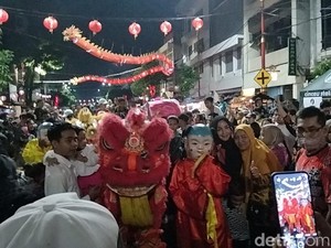 Meriahnya Perayaan Imlek di Kembang Jepun Chunjie Fest Surabaya