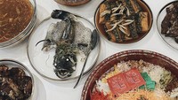 Sementara keluarga Dion Wiyoko yang juga terlihat menikmati hidangan spesial Imlek mulai dari yee sang hingga ikan kukus. Foto: Instagram @fionanthony