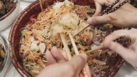 Tak lupa Dion Wiyoko dan Istri mengikuti tradisi makan yee sang dengan mengaduk dan mengangkatnya tinggi-tinggi atau disebut lo hei. oto: Instagram  @fionanthony