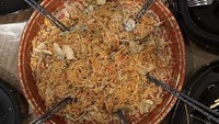 Tak mau kalah, Chelsea Olivia dan Glen Alinskie pun ikut merayakan Imlek dengan melakukan tradisi yee sang di rumah sakit. Foto: Instagram @glennalinskie
