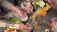 Wendy Walters yaitu mantan istri Reza Arap juga turut merayakan Imlek dengan makan yee sang dan hot pot ala China. Foto: Instagram @wendywalters