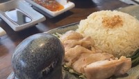 Tak kalah seru, Soraya Larasati yang merupakan artis keturunan Chins juga ikut makan-makan di restoran saat Imlek. Ia dan suaminya terlihat memesan nasi hainan. Foto: Instagram @donyamaldi