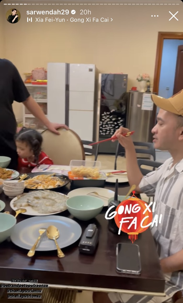 Keseruan Ruben Onsu hingga Roger Danuarta Makan Bersama Keluarga dii Hari Imlek Keseruan Ruben Onsu hingga Roger Danuarta Makan Bersama Keluarga dii Hari Imlek