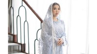 Kiky mengaku begitu terharu pada saat prosesi acara hingga membuatnya hampir menangis kala ditemui awak media. Dok. Instagram E_studios Photo and Film