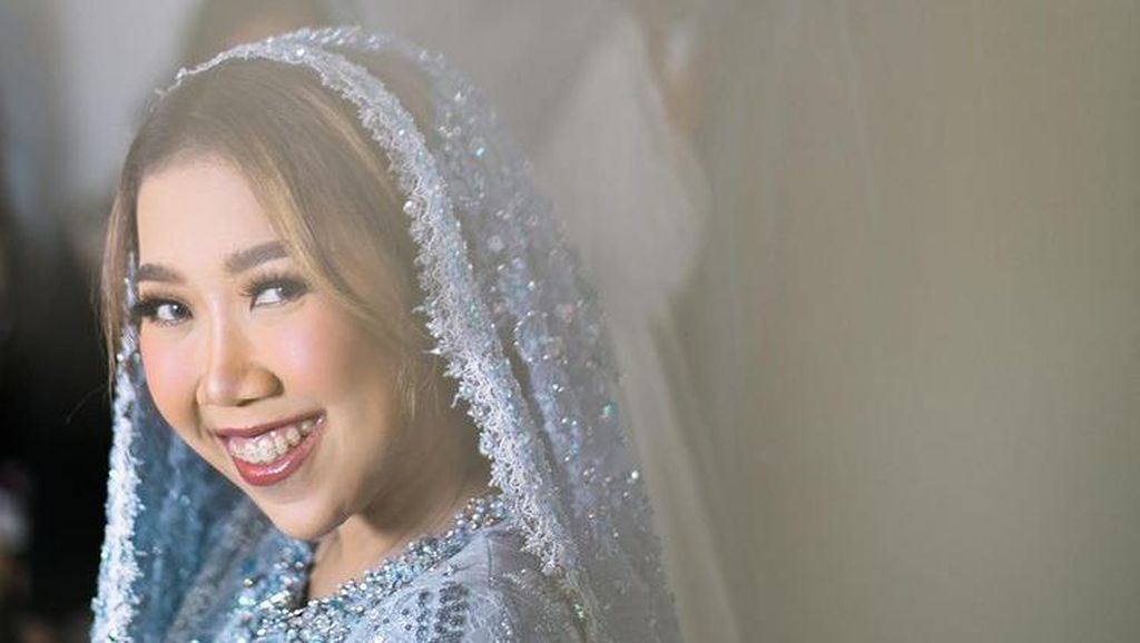 Dihujat Fans BLACKPINK, Kiky Saputri Bagi-bagi Uang ke Pendukungnya