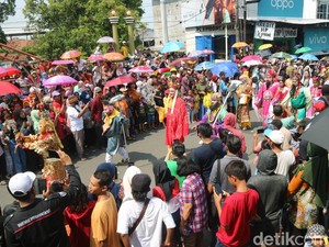 Meriahnya Kirab Imlek Pati Bumi Mina Tani, Barongsai dan Reog Tampil Bareng
