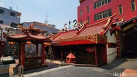 Klenteng Toa Se Bio juga merupakan tempat ibadah di Glodok yang tak kalah bersejarah. Rumah ibadah ini telah berdiri sejak tahun 1751 dan masih kokoh hingga saat ini. Bagi kamu yang ingin menikmati suasana imlek dengan melihat kirab budaya, tempat ini rencananya akan mengadakan parade pada saat imlek tahun ini. Foto: Ari Saputra/detikcom