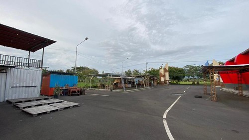 Kondisi Angkringan Negaroa Bahagia di areal parkir Terminal Negara, Desa Baluk, Kecamatan Negara, Kabupaten Jembrana, Bali, Minggu (22/1/2023). Dulu ramai, angkringan ini kini sepi pengunjung.