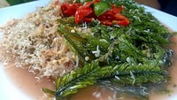 Kuliner Bali yang unik lainnya adalah bulung. Berupa rumput laut mentah yang dijadikan salad segar. Bulung ini bisa juga disajikan kuah pindang. Foto: detikFood/Instagram