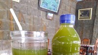 Loloh Cemcem, kuliner Bali yang unik ini berupa minuman tradisional berwarna hijau pekat. Terbuat dari daun cemcem yang dicampurkan dengan gula merah, asam jawa, air kelapa muda, dan garam. Foto: detikFood/Instagram