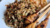 Satu lagi hidangan khas Bali yang unik, yaitu lawar nyawan. Lawar biasanya berupa campuran sayuran dengan daging cincang yang ditambahkan kelapa dan terasi. Bedanya dengan lawar biasa, lawar nyawan menggunakan larva lebah. makanber2 Foto: detikFood/Instagram
