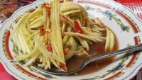 Rujak pindang menjadi salah satu kuliner Bali yang unik. Terbuat dari serutan buah yang disiram dengan kuah pindang. Rasanya asam segar dengan sentuhan aroma ikan yang nendang. Foto: detikFood/Instagram