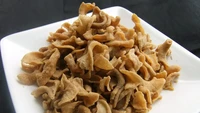 Keripik usus ayam juga termasuk kuliner Bali yang unik. Usus ayam ini digoreng hingga kering dengan rasa gurih, biasanya ditawarkan oleh penjual nasi campur Bali. alitnadiana Foto: detikFood/Instagram