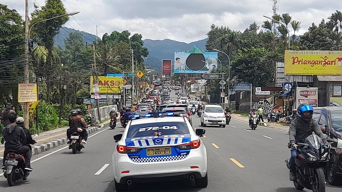 Lalin Puncak Padat, Polisi Terapkan One Way Arah Jakarta (Muchamad Sholihin-detikcom)