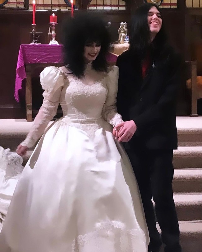 Madi Danger adalah seorang pecinta musik heavy metal yang jadi viral karena pernikahannya akhir tahun lalu. Dalam postingan di Instagram, Madi menunjukkan pemandangan tidak biasa di sebuah gereja karena mengusung tema heavy metal. Foto: Instagram @madi_danger