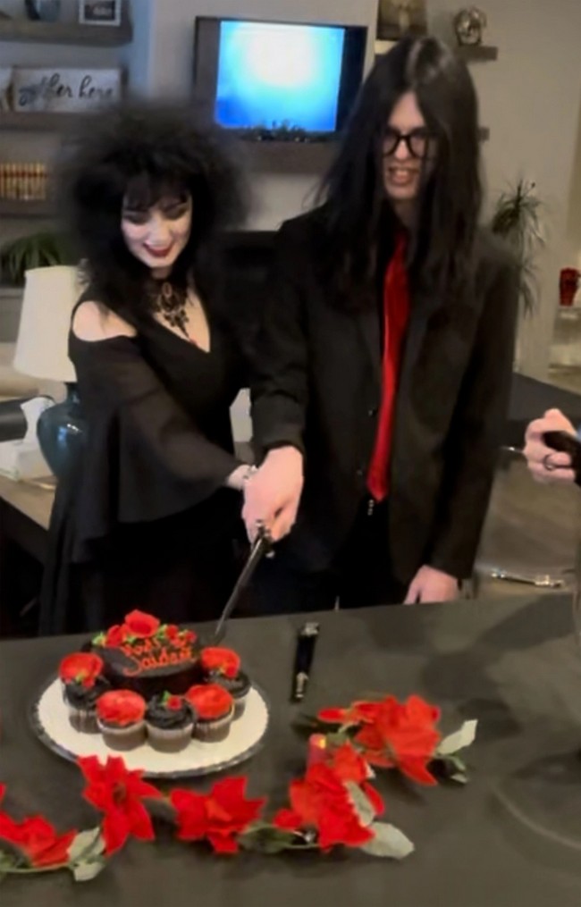 Bisa dilihat, Madi dan suami pun mengenakan baju pengantin jadul dan penampilan ala para musisi 80an, era kejayaan genre musik favoritnya. Bahkan kue pernikahan mereka berwarna hitam. Foto: Instagram @madi_danger