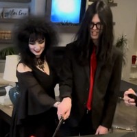 Bisa dilihat, Madi dan suami pun mengenakan baju pengantin jadul dan penampilan ala para musisi 80an, era kejayaan genre musik favoritnya. Bahkan kue pernikahan mereka berwarna hitam. Foto: Instagram @madi_danger