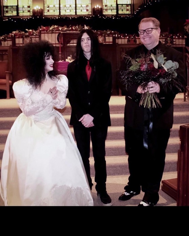 Di kolom komentar postingannya yang viral, Madi dan suami pun mendapat banyak dukungan. Ini sangat menggemaskan, Ini ide yang bagus dan aku menyukai gaya kalian, Momen ini sangat sempurna dan aku suka videonya sangat 80an, tulis netizen.Foto: Instagram @madi_danger