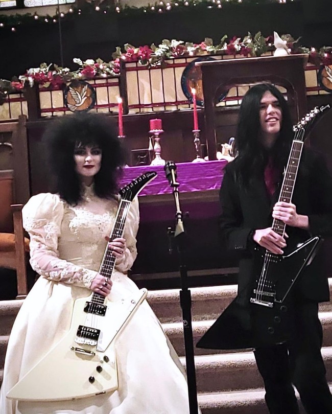 Punya kecintaan yang sama akan musik heavy metal, Madi dan pasangan yang sudah berpacaran selama sembilan tahun awalnya bercanda ingin bertukar gitar daripada cincin. Foto: Instagram @madi_danger