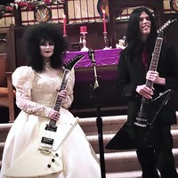 Punya kecintaan yang sama akan musik heavy metal, Madi dan pasangan yang sudah berpacaran selama sembilan tahun awalnya bercanda ingin bertukar gitar daripada cincin. Foto: Instagram @madi_danger