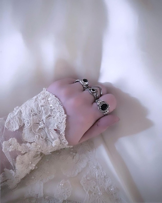 Tak hanya gitar, mereka juga menonjolkan konsep heavy metal dengan memutar lagu Ozzy Osbourne Mr. Crowlwy ketika pengantin menyusuri altar pernikahan. Foto: Instagram @madi_danger