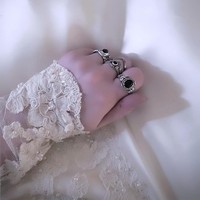 Tak hanya gitar, mereka juga menonjolkan konsep heavy metal dengan memutar lagu Ozzy Osbourne Mr. Crowlwy ketika pengantin menyusuri altar pernikahan. Foto: Instagram @madi_danger