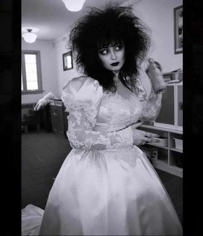 Suatu hari kami sedang bicara tentang gitar dan kami melihat di situs Gibson di Explorers. Aku bercanda soal kita bertukar itu di pernikahan dan kami memutuskan untuk melakukannya, kata Madi dilansir NY Post. Foto: Instagram @madi_danger