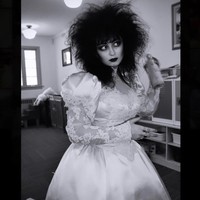 Suatu hari kami sedang bicara tentang gitar dan kami melihat di situs Gibson di Explorers. Aku bercanda soal kita bertukar itu di pernikahan dan kami memutuskan untuk melakukannya, kata Madi dilansir NY Post. Foto: Instagram @madi_danger