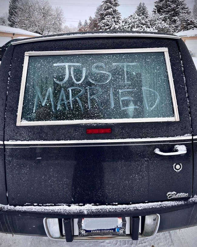 Pasangan unik itu bahkan menyewa mobil jenazah sebagai mobil pernikahan mereka. Selalu ada beberapa orang yang berpikir itu aneh tapi kami hanya mencoba untuk berbeda dan kami hanya ingin melakukannya. Apakah itu diunggah di media sosial atau tidak, itu bukan alasan pernikahan kami, ujar Madi.Foto: Instagram @madi_danger