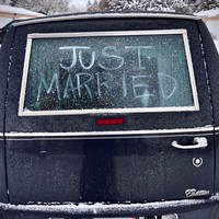 Pasangan unik itu bahkan menyewa mobil jenazah sebagai mobil pernikahan mereka. Selalu ada beberapa orang yang berpikir itu aneh tapi kami hanya mencoba untuk berbeda dan kami hanya ingin melakukannya. Apakah itu diunggah di media sosial atau tidak, itu bukan alasan pernikahan kami, ujar Madi.Foto: Instagram @madi_danger