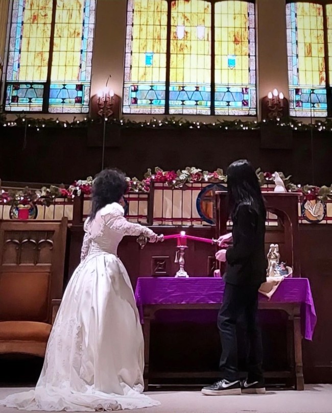 Wanita 26 tahun itu mengaku terpikir tema heavy metal karena menginginkan pernikahan yang tidak bikin stres dan lebih personal. Foto: Instagram @madi_danger