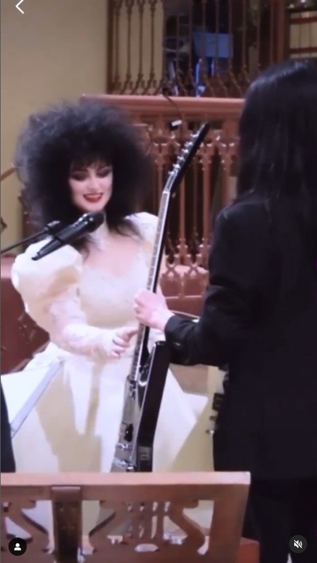 Karena tidak menemukan cincin impian bergaya Victorian yang bagus dan tidak suka pakai cincin, mereka akhirnya memutuskan untuk benar-benar memakai gitar. Foto: Instagram @madi_danger