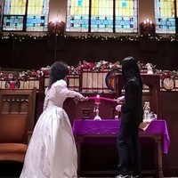 Wanita 26 tahun itu mengaku terpikir tema heavy metal karena menginginkan pernikahan yang tidak bikin stres dan lebih personal. Foto: Instagram @madi_danger