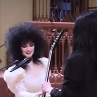 Karena tidak menemukan cincin impian bergaya Victorian yang bagus dan tidak suka pakai cincin, mereka akhirnya memutuskan untuk benar-benar memakai gitar. Foto: Instagram @madi_danger