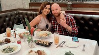 Romantis! Ibu dua anak ini masih sering menyempatkan diri untuk berduaan dengan sang suami. Salah satu agendanya tentu saja makan bersama!