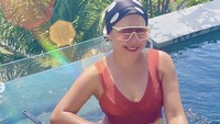 Presenter sekaligus komedian ini begitu menikmati hidup. Begini keseruannya saat floating breakfast di Bali.
