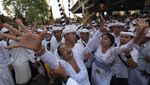 Melihat Tradisi Ngerebong, Ritual Kesurupan Massal di Bali