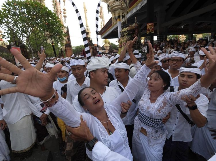 Melihat Tradisi Ngerebong, Ritual Kesurupan Massal di Bali