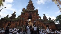 Umat Hindu membawa benda sakral saat Tradisi Ngerebong di Pura Agung Petilan Pengerebongan, Desa Kesiman, Denpasar, Bali, Minggu (22/1/2023). 